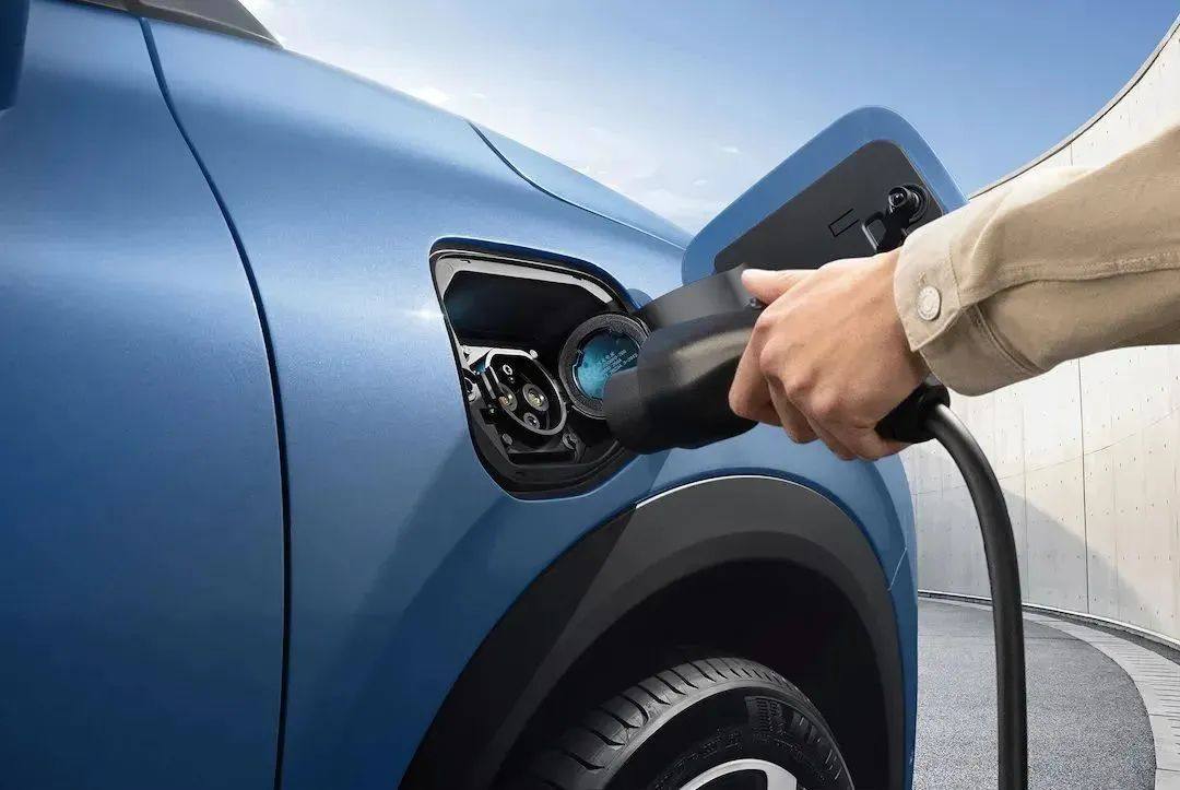 新能源汽车充电口盖的选材分析