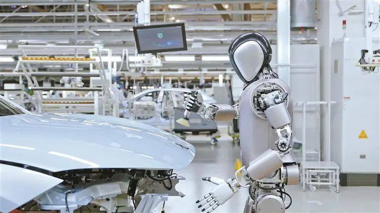 人形机器人在新能源汽车工厂首次“实训”